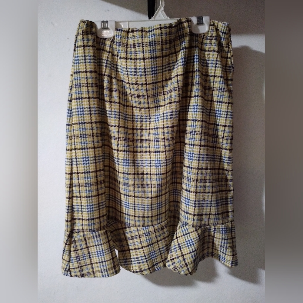 Beautiful design..  Use with a plain top!